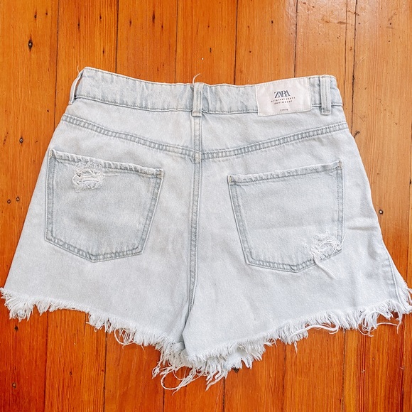 ZARA // light wash distressed shorts - Picture 3 of 3